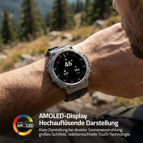 GrimPeak Smartwatch am Handgelenk, AMOLED-Display zeigt Kompass und Höhe vor Bergkulisse