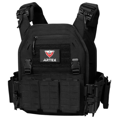 Taktische Weste in Schwarz mit ARTEX Logo-Patch und drei Magazintaschen, Frontansicht