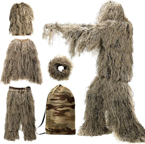 TarnPro Ghillie-Anzug in Sandbeige, Kapuze, Jacke, Hose, Armband und Tarnbeutel neben zielender Figur