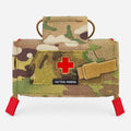 Rettungsgriff MOLLE-Verbandtasche in Multicam, Frontalansicht mit rotem Kreuz-Patch und Griffschlaufe