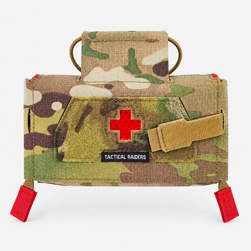 Rettungsgriff MOLLE-Verbandtasche in Multicam, Frontalansicht mit rotem Kreuz-Patch und Griffschlaufe
