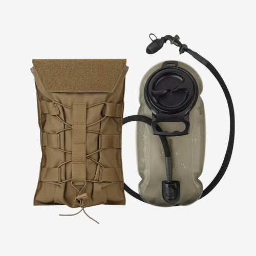 Trinkwerk MOLLE-Trinkblasentasche in Coyote-Braun, geschlossen neben Trinkblase mit Beissventil und Schlauch