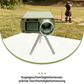 Tempowert Chronograph in Olivgruen auf weissem Stativ, im Hintergrund Schuetze beim Zielen auf dem Schiessstand