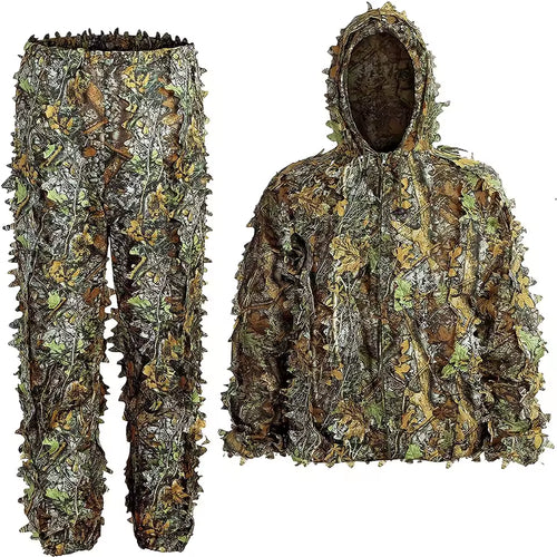 Waldgeist Pro Tarnanzug aus Jacke und Hose mit Blattmuster, freigestellt auf Weiss