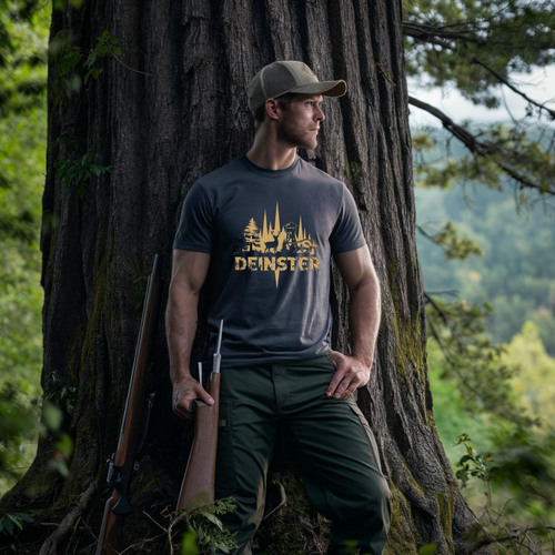 Deinster Premium Shirt in Graphitgrau, Jaeger lehnt am Baumstamm im Wald mit Gewehr