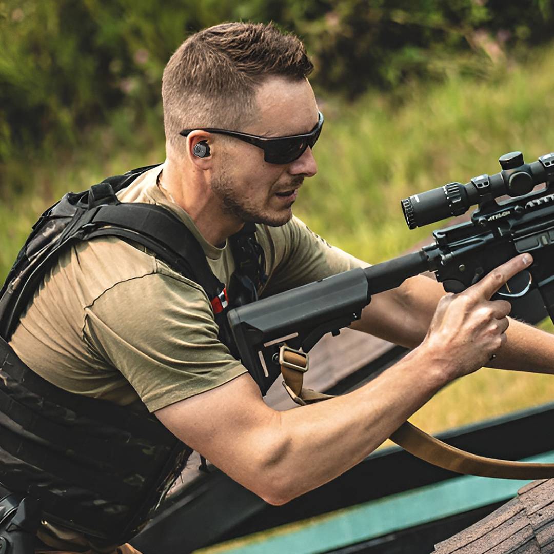 HD-30 Focus Pro, Schütze mit schwarzem Gehörschutz-Ohrstöpsel zielt mit Gewehr, Seitenansicht