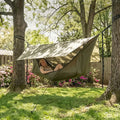 Baumnest Hängezelt im Garten zwischen zwei Bäumen