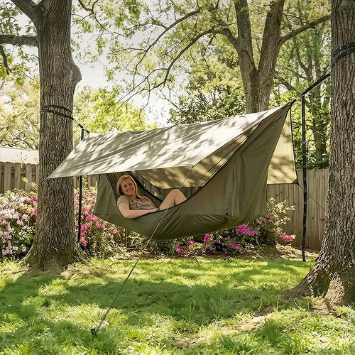 Baumnest Hängezelt im Garten zwischen zwei Bäumen