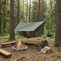 Baumnest Hängezelt am Campingplatz in der Abenddämmerung