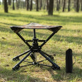 Bodenhalt 360°-Drehhocker mit Tarnmuster-Sitz auf einer Wiese im Wald