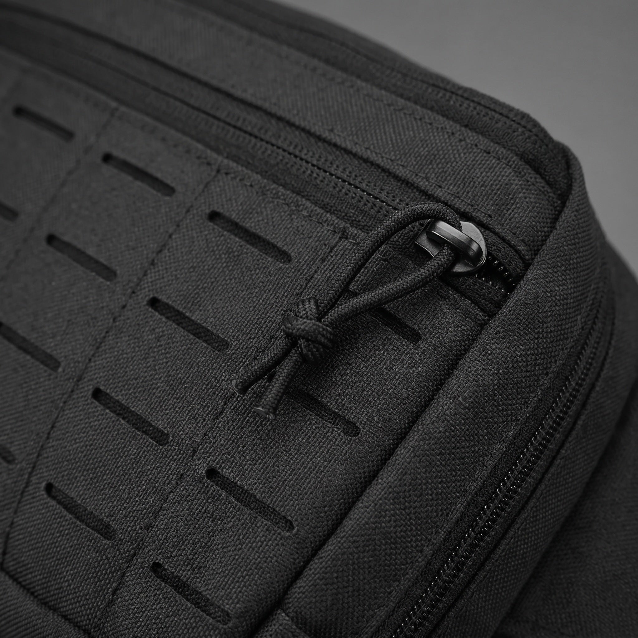Deinster Brustgriff Verdeckte Pistolentasche – MOLLE-Panel Detail