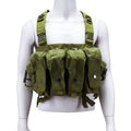 Brustwerk Chest Rig getragen, sitzt fest vor der Brust