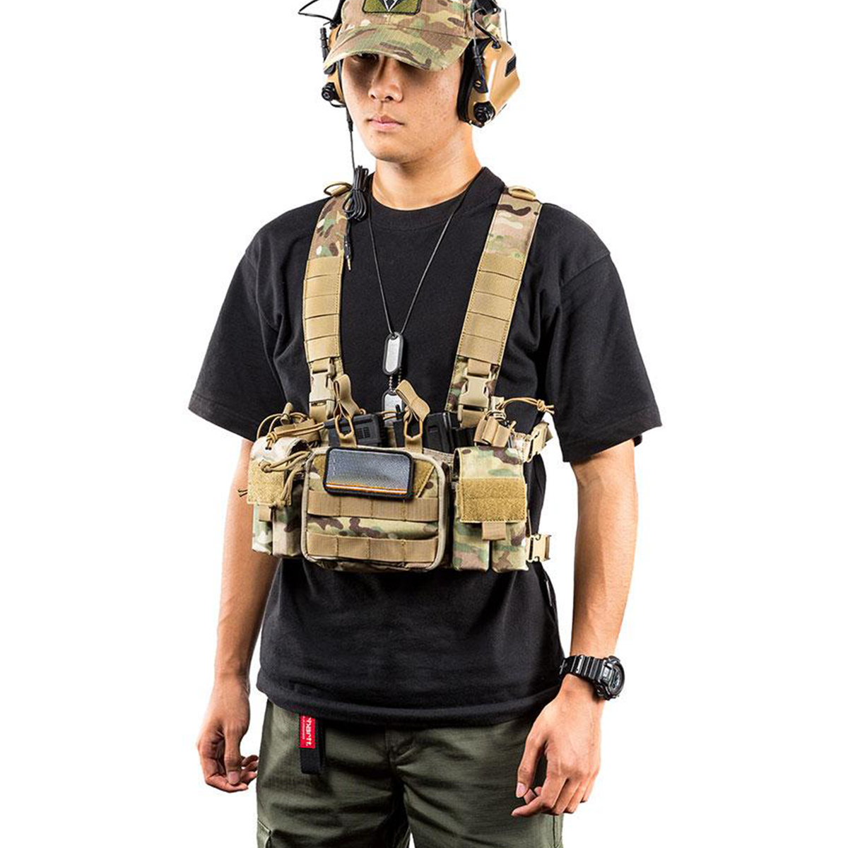 TragWerk Pro Chest Rig in Multicam, getragen von Schütze mit Helm und Headset über schwarzem Shirt