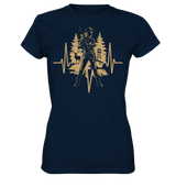 Herzschlag Damen T-Shirt in Navy, Frontansicht mit Nadelbäumen, Hochsitz und Herzschlaglinie