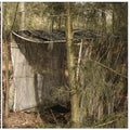 Dickicht Tarnnetz als Sichtschutz über einem Unterstand im Wald