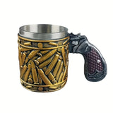 Edelstahl Vintage Kaffeetasse mit Patronenhuelsen-Optik und Pistolengriff, Frontansicht auf weissem Hintergrund