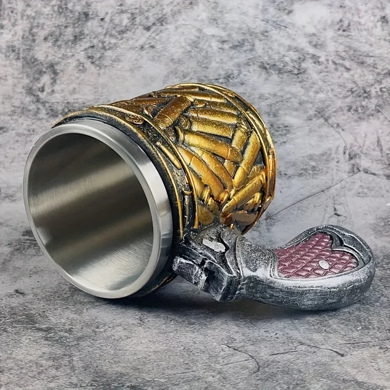Edelstahl Vintage Kaffeetasse liegt seitlich auf grauem Steinuntergrund, Blick ins Edelstahlinnere