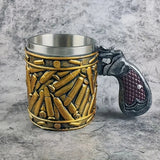 Edelstahl Vintage Kaffeetasse mit Patronenhuelsen-Optik, stehend vor grauem Marmoruntergrund