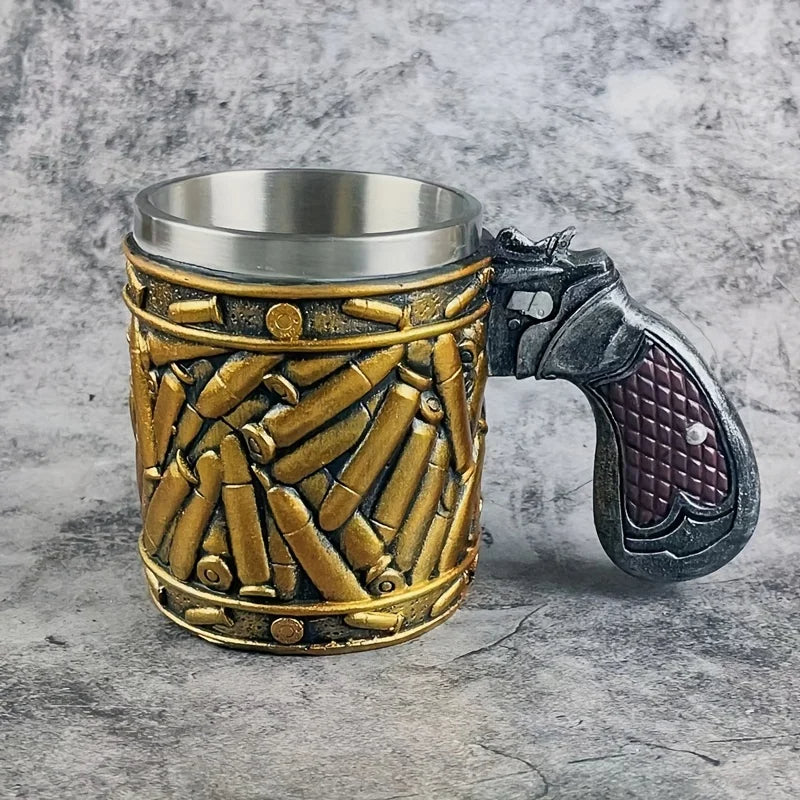 Edelstahl Vintage Kaffeetasse mit Patronenhuelsen-Optik, stehend vor grauem Marmoruntergrund