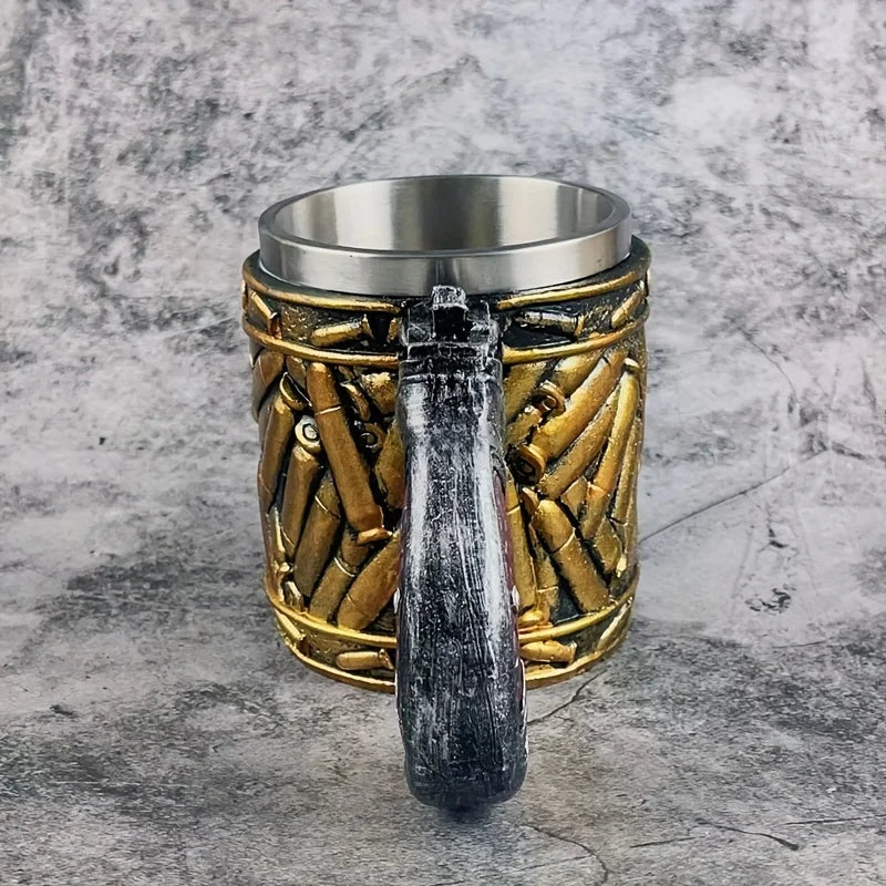 Edelstahl Vintage Kaffeetasse mit Patronenhuelsen-Optik und dunklem geknotetem Griff, Frontansicht