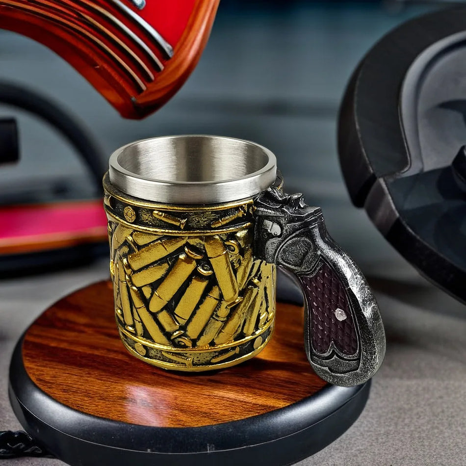 Edelstahl Vintage Kaffeetasse mit Pistolengriff auf rundem Holzuntersetzer, unscharfer Hintergrund mit Stuehlen