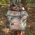 Fährtlos Jagdtasche im Wald auf einem Stein, Tarnmuster und Schultergurt