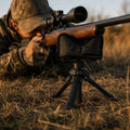 Jaeger im Anschlag mit dem Gewehr auf der Dreibein-Gewehrauflage