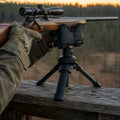 Gewehr liegt in der Auflage auf dem Kanzelbrett in der Dämmerung