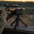 Gewehr liegt in der V-Auflage auf dem Kanzelbrett in der Daemmerung