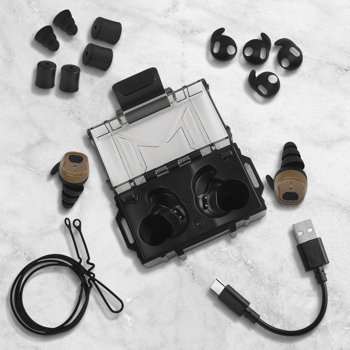 HD-30 Ersatzteile-Set, Ladecase mit Im-Ohr-Hoergeraeten, Ohrpassstuecken und USB-Ladekabel auf Marmoruntergrund