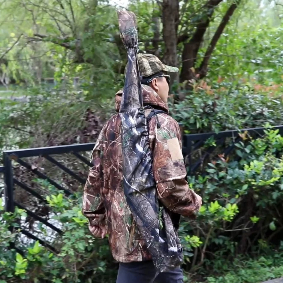 JagdPro Gewehrhülle, Jäger von hinten beim Gehen mit der Hülle über der Schulter im Wald