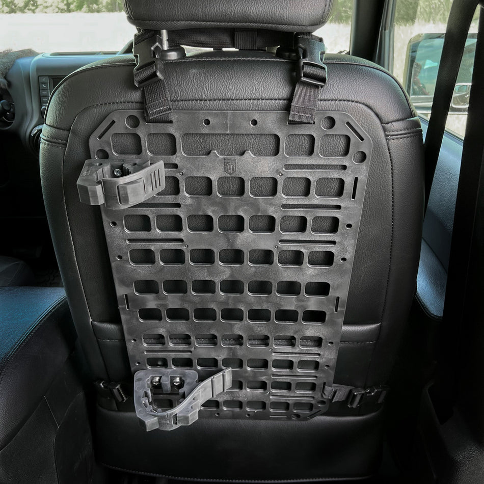 TaktikRack Pro Gewehrhalterung am Autositz, schwarzes Molle-Panel ohne Gewehr, Frontansicht im Fahrzeug