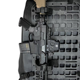 TaktikRack Pro Molle-Panel in Nahaufnahme, Gewehrverschluss und Magazin im Halter, Draufsicht