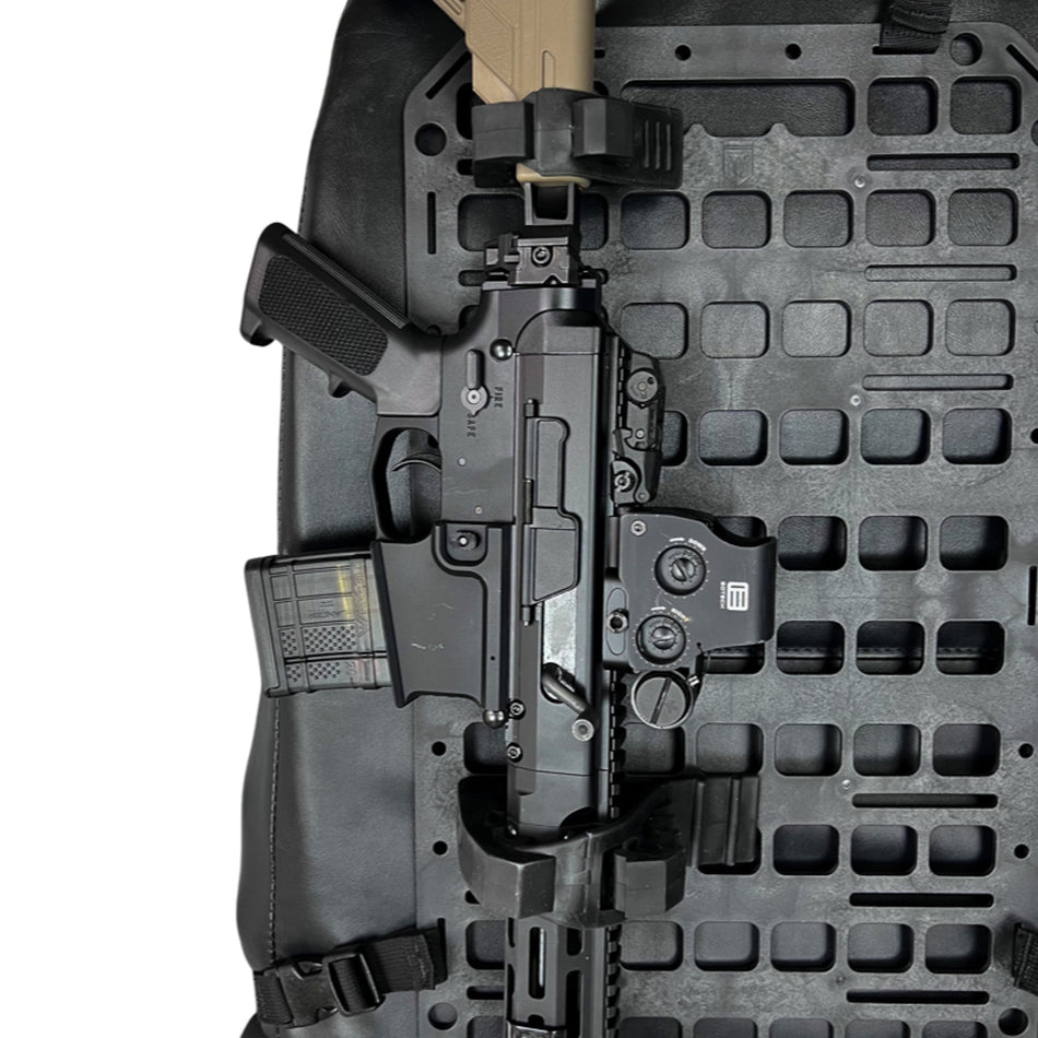 TaktikRack Pro Molle-Panel in Nahaufnahme, Gewehrverschluss und Magazin im Halter, Draufsicht