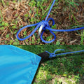 Detailaufnahme der verstärkten Ösen und Spannleine am Himmelstuch Camping-Tarp