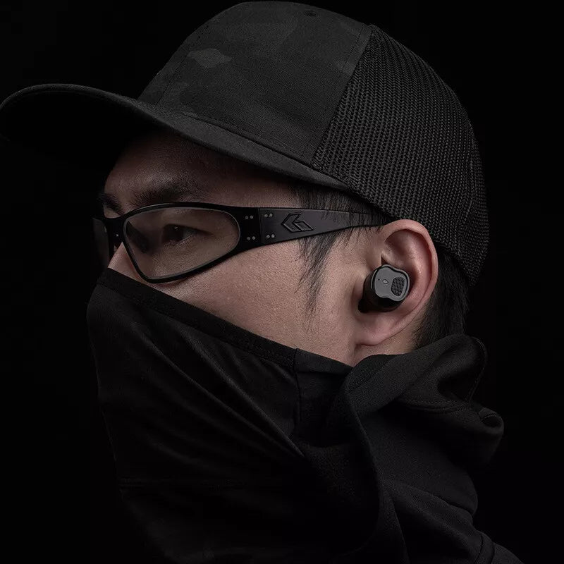 Bluetooth Gehörschutz Pro, Schütze mit Cap, Schutzbrille und Gesichtsmaske trägt den Ohrhörer