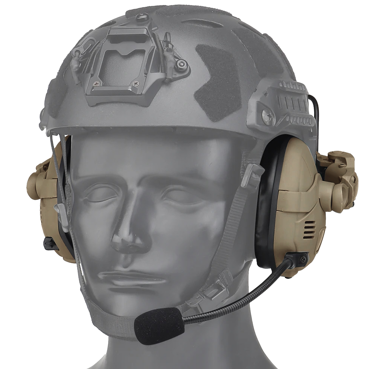 EchoGuard Pro Kapselgehörschutz in Coyote Braun per Schienenadapter am Helm montiert, Dreiviertelansicht