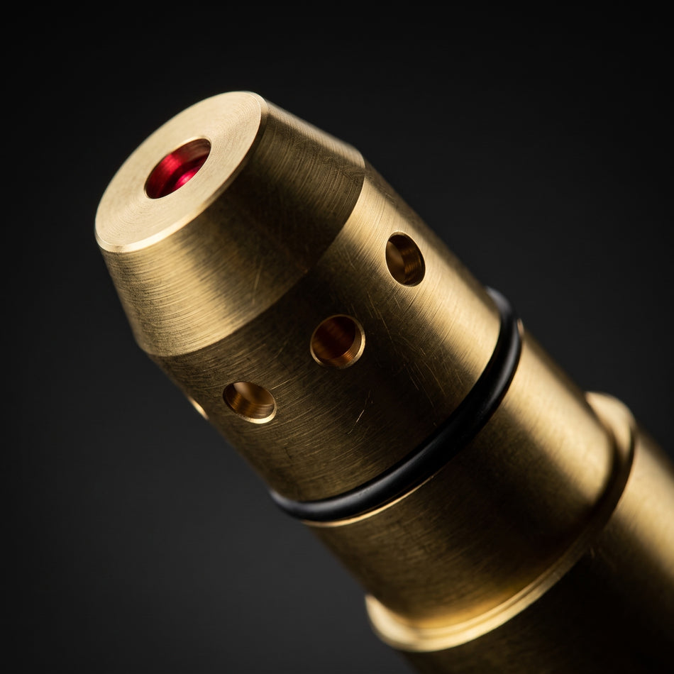 Detailaufnahme der Laserpatronen-Spitze mit Laseraustritt, Entlüftungsbohrungen und O-Ring