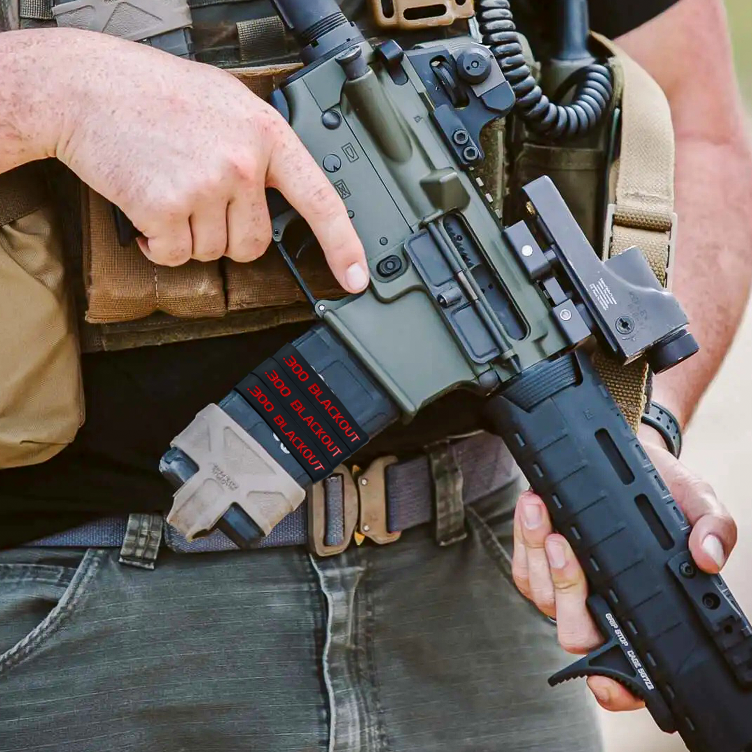 SilikonTag Kaliberband .300 Blackout in Rot, Schuetze zeigt am bestueckten Magazin im Gewehr