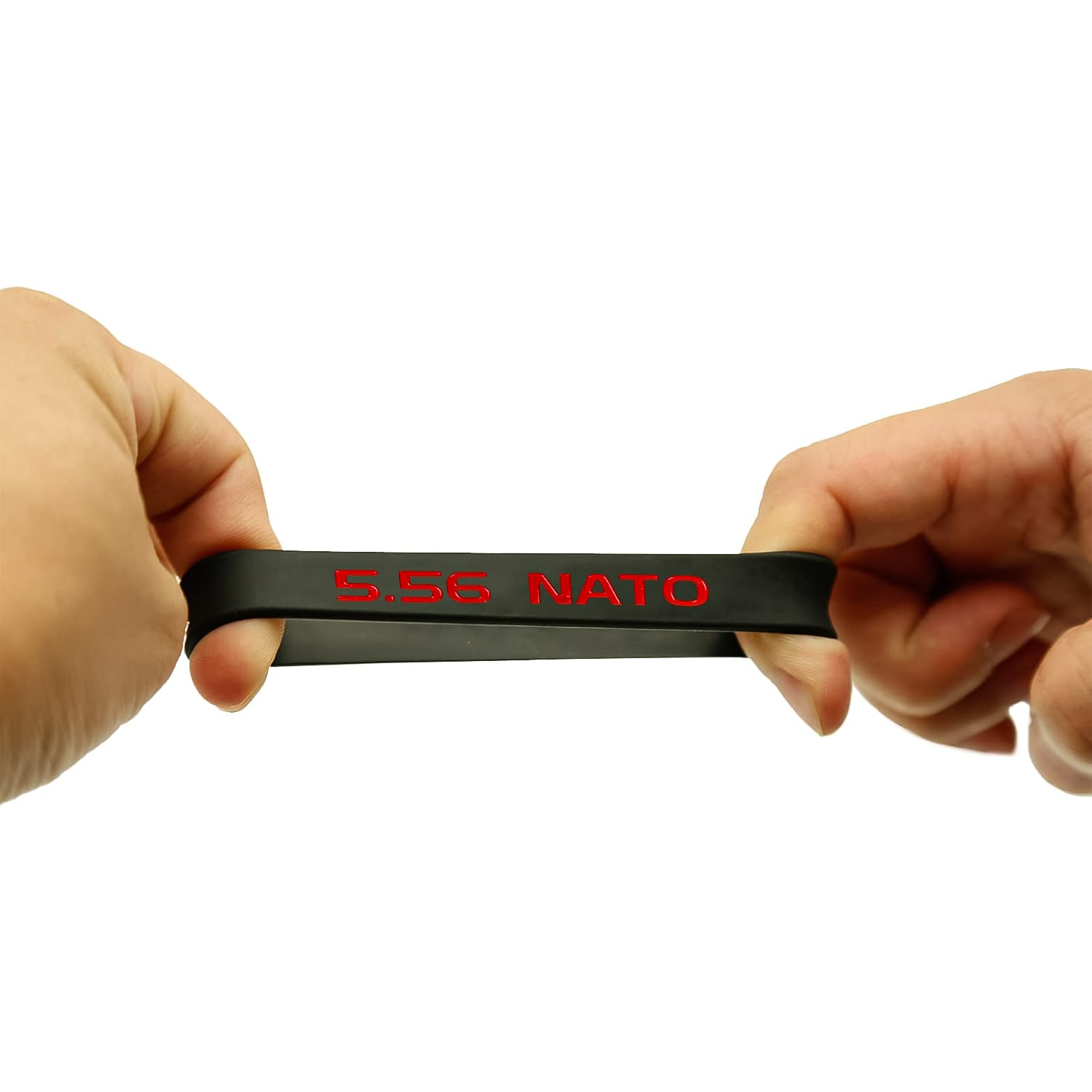 SilikonTag Silikonband 5.56 NATO in Schwarz-Rot, zwei Haende dehnen das Gummiband