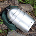 Marschkessel Kochständer mit Feldflasche beim Camping im Wald