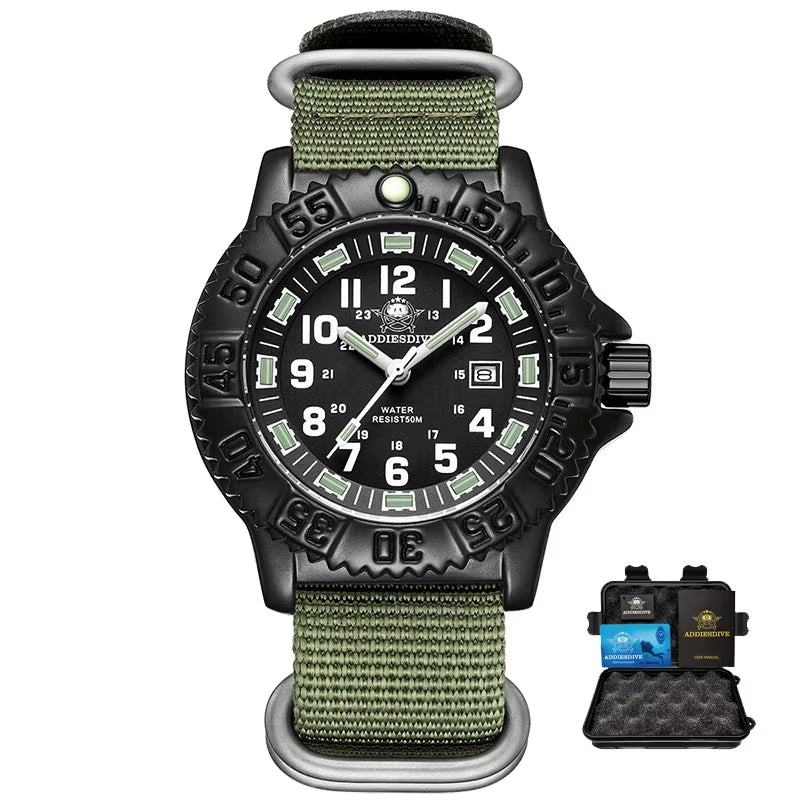 Militärische NATO-Armbanduhr mit olivgrünem Armband, daneben schwarze Aufbewahrungsbox