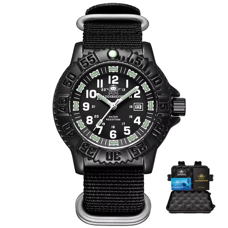 Militärische NATO-Armbanduhr mit schwarzem Nylon-Armband, daneben Aufbewahrungsbox mit Karten