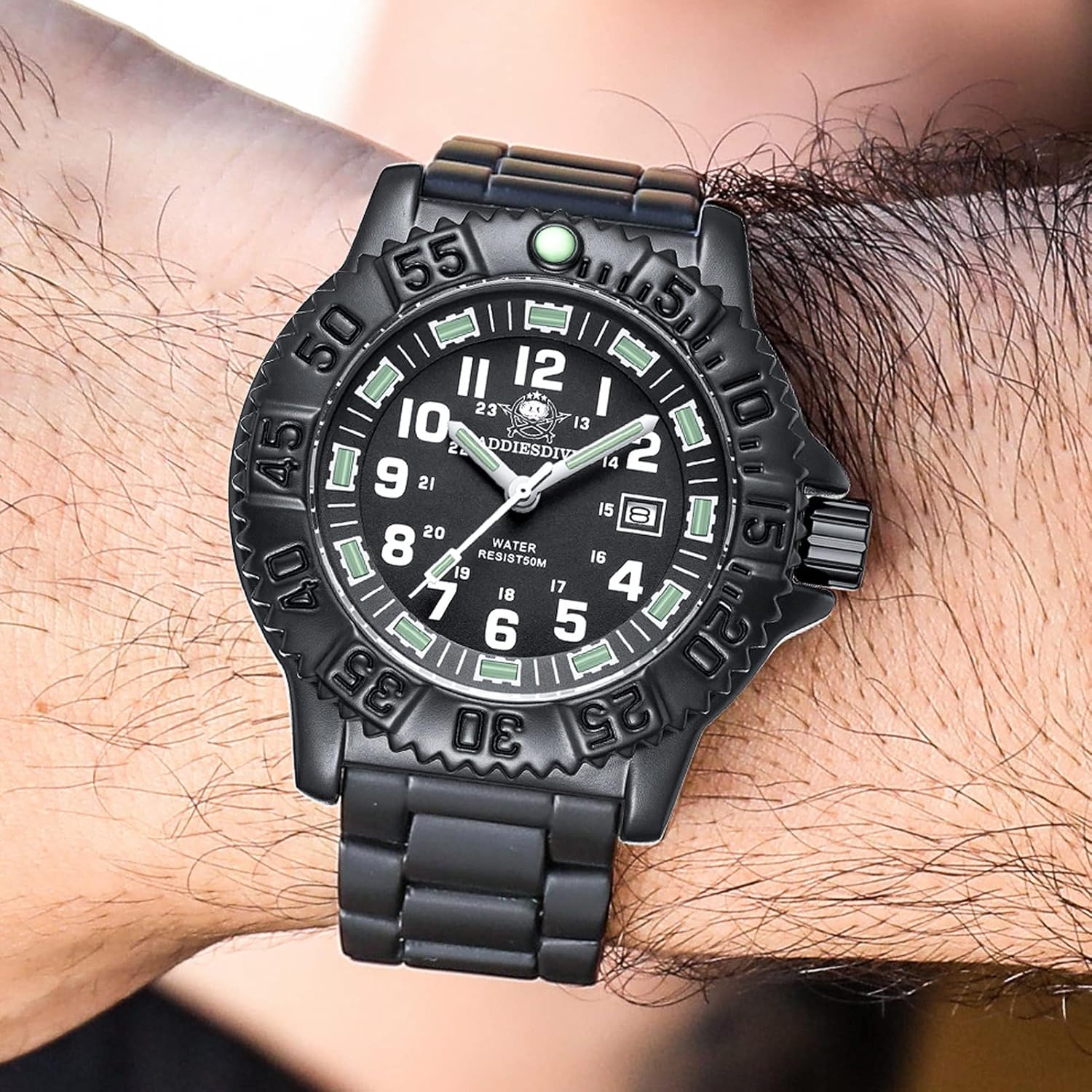 Militärische NATO-Armbanduhr am Handgelenk eines Schützen, Stahlarmband, Nahaufnahme