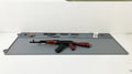 Komplettes Gewehr abgelegt auf der grauen Ordnungswerk-Matte