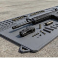 Zerlegtes Gewehr auf der grauen Ordnungswerk-Matte
