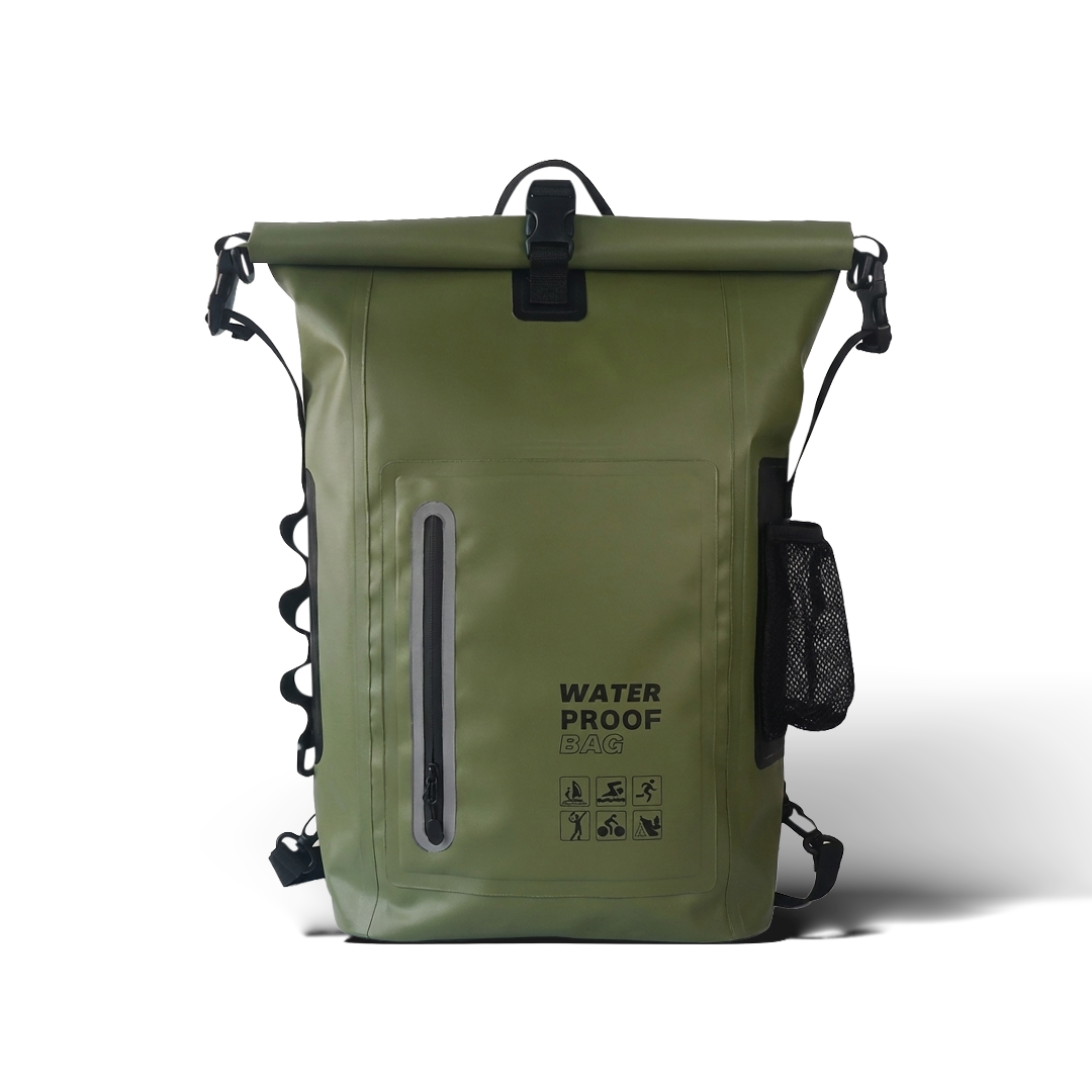 Jagdstrom Rolltop-Rucksack in Oliv, Frontansicht vor weißem Hintergrund mit Klemmschnalle am Rolltop