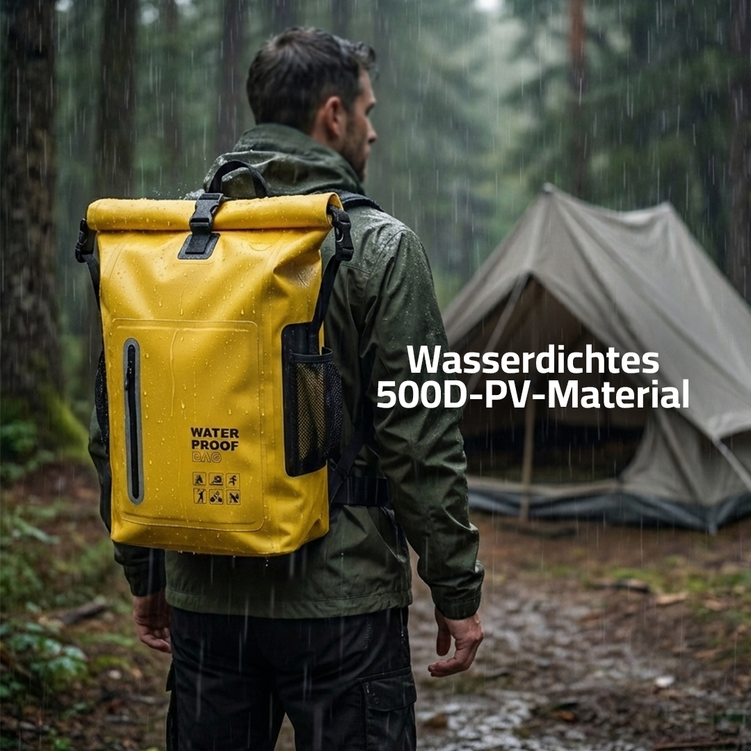 Jagdstrom gelber Rolltop-Rucksack, Jäger trägt ihn im Wald bei Regen vor einem Zelt