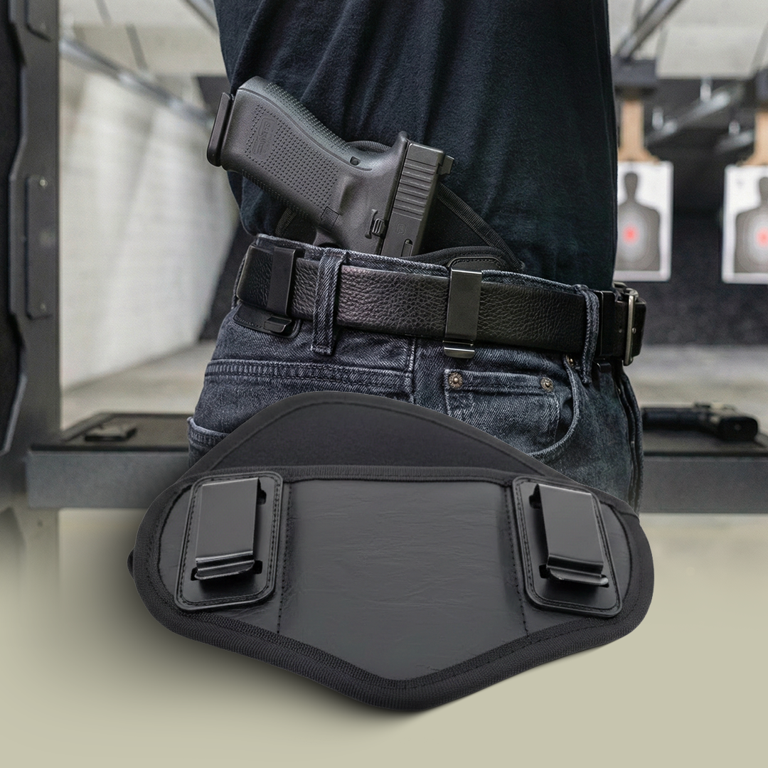 Tragex KomfortGuard Pro, schwarze Holsterunterlage mit zwei Gürtelclips vorn, Schütze am Stand im Hintergrund