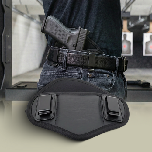 Tragex KomfortGuard Pro, schwarze Holsterunterlage mit zwei Gürtelclips vorn, Schütze am Stand im Hintergrund